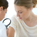Comment se déroule une consultation chez un dermatologue ?