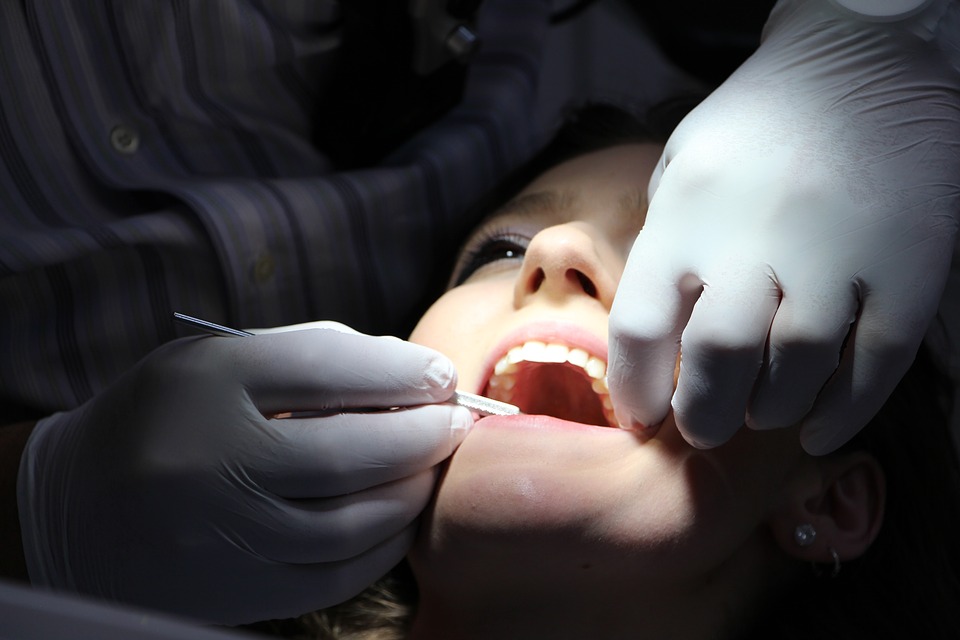 Comment trouver une clinique pas cher pour des facettes dentaires