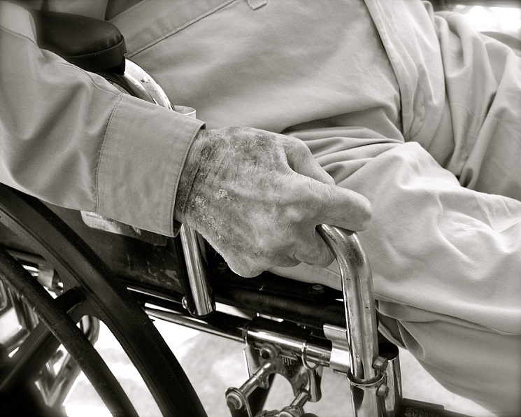 personne âgée dans fauteuil roulant