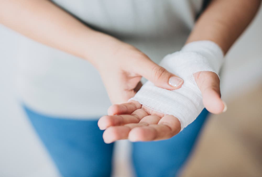 femme avec bandage à la main