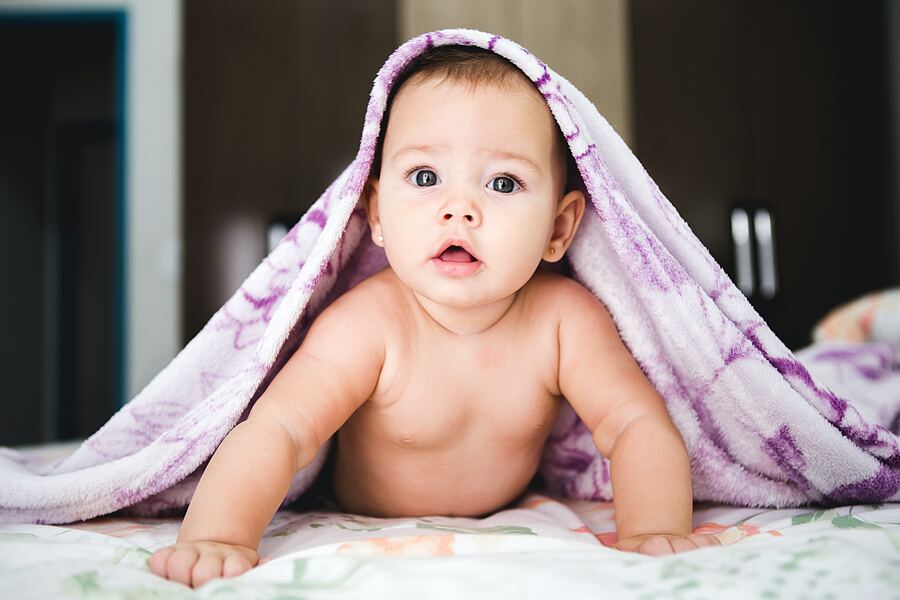 Un bébé avec une serviette sur la tête