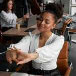 L&rsquo;importance des gestes et postures en entreprise : un enjeu pour la santé et la performance